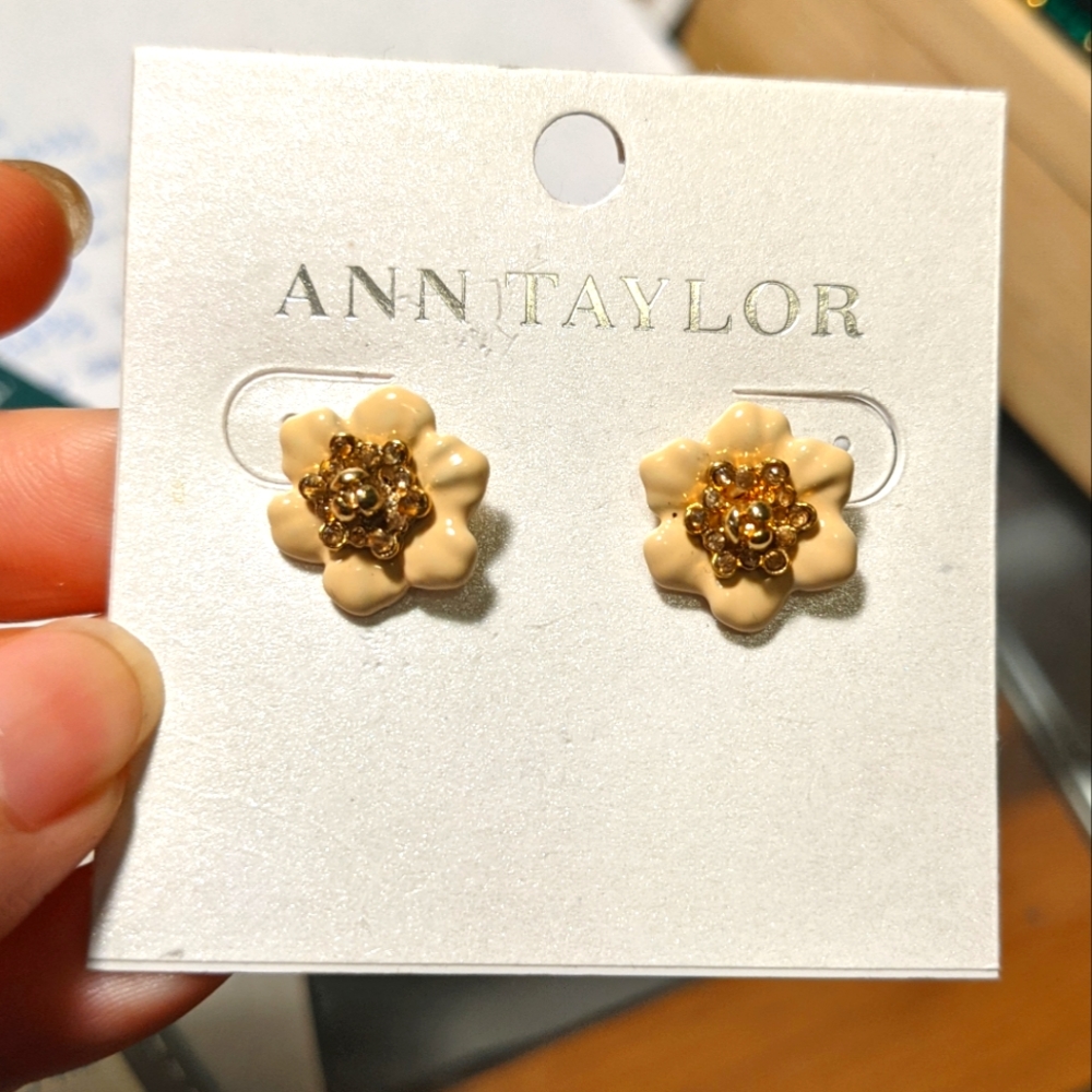 NWT Ann Taylor Cream & Gold Enamel Flower Stud Earrings